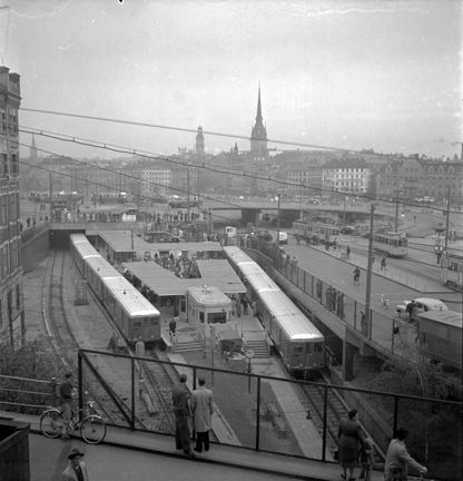 Stationen sedd ovanifrån, två tunnelbanetåg står vid stationen.