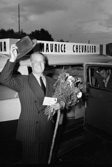 Bromma flygplats. Maurice Chevalier som just anlänt