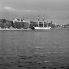 Strömmen sedd mot Skeppsholmen. T.v.  Gamla amiralitetshuset, t.h. segelfartyget af Chapman