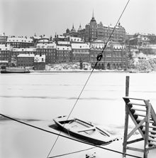 Vy mot Söder Mälarstrand och Mariaberget, över Riddarfjärdens is