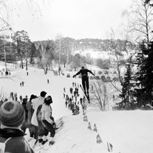 Ungdomstävling i backhoppning i Hemskogen. Publik och tävlande