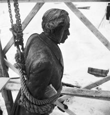 Nils Ericssons staty i Järnvägsparken flyttades den 11 mars 1947 kl 14.10