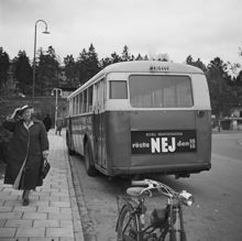 Buss med reklamskylt inför folkomröstningen om högertrafik 1955