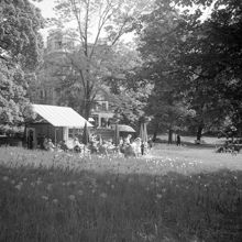 Humlegården. Uteservering, i bakgrunden skymtar en del av Sturegatan