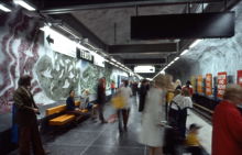 Väntande trafikanter på tunnelbanestation Tensta