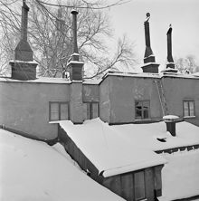 Katarina Östra Kyrkogårdsgränd och Mäster Mikaels Gata 2. Västra längans gårdsfasad med Katarina kyrka i fonden