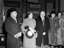 Nobelpristagare anländer till Stockholm, fr. v Cecil F Powell (fysik) och Edward Calvin Kendall (fysiologi och medicin)