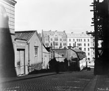 Brunnsgatan österut från Brunnsgatan 9. Trähuset t.v. i bild revs och ersattes med stenhus 1901