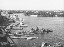 Vy från Katarinahissen över Saltsjön mot Skeppsholmen. Längst t.v. Skeppsbron