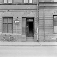 Klara Södra Kyrkogata 14.  Affärs/lagerentré invid södra tomtgränsen