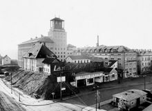 Vy mot sydväst över korsningen av Götgatan och Ringvägen och kvarteret Åkern med Åhlén & Holms varuhus i fonden