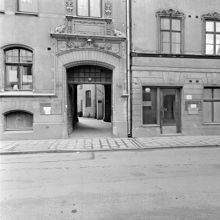 Vattugatan 9.  Portgång i östra tillbyggnadens västligaste del. T.h gaveln på äldre huset