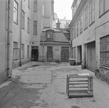 Herkulesgatan 24 innan rivning. Gården västerut, samt t.h. gårdshus längs norra tomtgränsen. Garage till höger