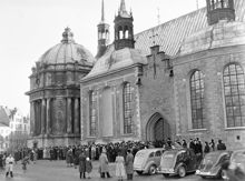 Riddarholmskyrkan. Människor köar utanför för att defilera förbi Gustaf V:s kista