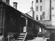 Gården vid Åsögatan 61 (tidigare 15). Huset revs 1904. Nuv. Åsögatan 115