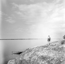 Maud Lindgren på klippa i skärgården