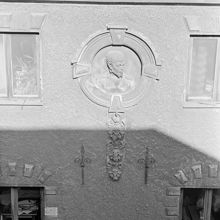 Herkulesgatan 18. Detaljer på södra gaveln. Morian, relief på vån 4 tr. Anspelar på apoteket Morianen