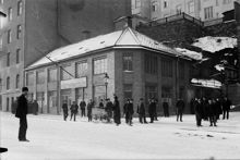 Regeringsgatan 107 med skylten Stockholms stads arbetsförmedling. (Kammakargatans trappor till höger)