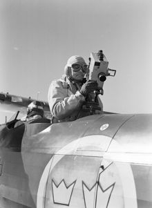Barkarby Flygfält. Försvarsstaben gör i samarbete med flygvapnet en kortfilm om stridsflygning. På bilden ser vi stabsfotograf Per Flood filma