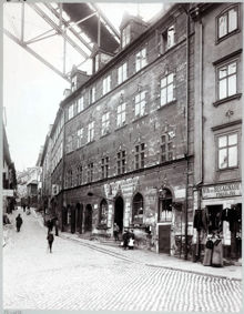 Stora Glasbruksgatan österut från Peter Myndes backe. Högt över gatan syns gångbron till Katarinahissen.