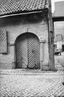 Lutternsgatan 20, idag Kungsgatan. Porten samt en del av gården