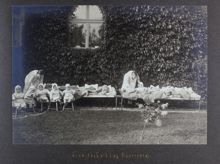 Sällskapet barnavård - spädbarn i trädgården