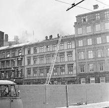 Släckningsarbete på taket till Arvid Nordquist HAB, Biblioteksgatan 27