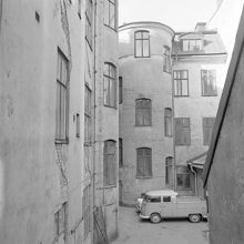 Gårdsfasad mot Herkulesgatan 26 (t.v.) och Klara Södra Kyrkogata 12
