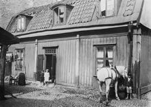 Repslagargatan 20. Gårdsinteriör med några barn och en häst
