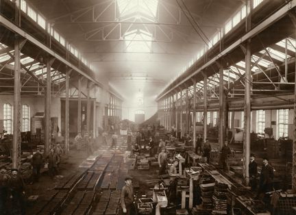 Svartvitt foto på en fabriksinteriör. 