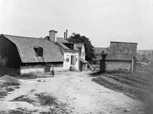 Västra Kvarngränd 14, vy österut. Senare kv. Milen, nuv. västra delen av kv. Kvadraten norr om Allhelgonagatan. Odlingsland till höger i bilden