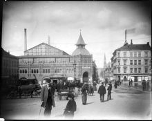 Ladugårdslandstorg, nuvarande Östermalmstorg. Mot fonden Humlegårdsgatan västerut