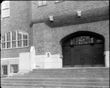 Entrén till Östermalms läroverk vid Karlavägen 47-49