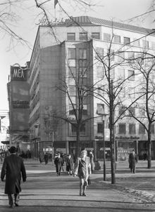 Vy från Hamngatan mot Kungsträdgårdsgatan 22, byggt 1944. Åtvidabergshuset