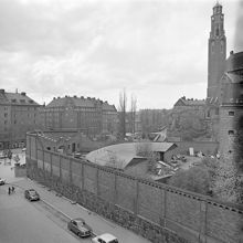 Östermalmsfängelset sett från Rådmansgatan 7. Engelbrektskyrkan i fonden