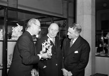 Södra Blasieholmshamnen 2, Nationalmuseum. Dr Carl Hernmark visar en porslinsgrupp för direktör Ivan Traugott och överintendent Otte Sköld vid ett vernissage