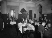 Interiör, andraklassmatsalen med gäster. Restaurang Röda Stugan.