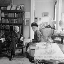 Litterär salong hos systrarna Greta och Estrid Linder. Bo Bergman och Thyra Klinkowström samtalar
