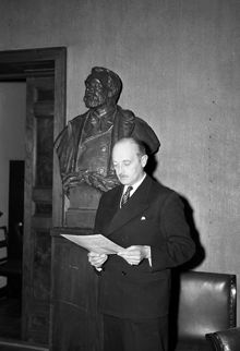 Sturegatan 14, Nobelstiftelsen. Porträtt av en man vid Alfred Nobels byst. Troligtvis Nobelstiftelsens direktör Nils Ståhle