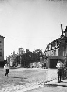Två pojkar vid Skinnarviksgatan 15 och 13. Skinnarviksgatan västerut från hörnet av Lundagatan vid Torkel Knutssonsgatan. Nuvarande Ludvigsbergsgatan 10 västerut från Torkel Knutssonsgatan