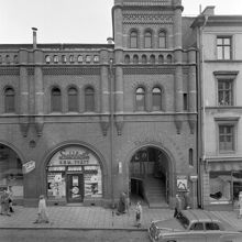 Ingången till  Östermalms saluhall från Humlegårdsgatan 1-3.