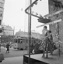 MEA's skyltfönster vid Norrmalmstorg 1957