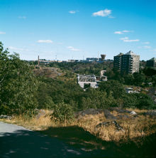 Vy från Fåfängan mot Danviksklippan och byggandet av nya bostäder på Henriksdalsberget