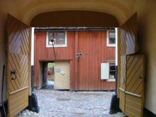 Porten till Bondegatan 50 sedd från portvalvet in till Tottieska gården (ursprungligen också från Bondegatan, kvarteret Oljan)