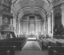 Interiör av Adolf Fredriks kyrka, mot altaret. Före restaureringen