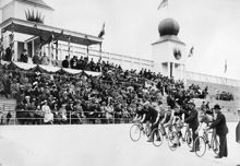 Kristineberg, velodromens invigning. T.h. cyklister som skall starta