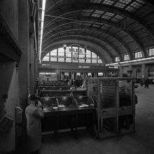 Centralstationen. Stora vänthallen med telefonkiosk