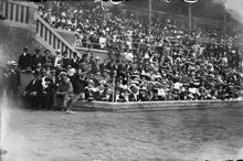 Olympiska spelen i Stockholm 1912. K.K. Mc Arthur, Sydafrika, springer in på Stadion som segrare i marathonloppet.