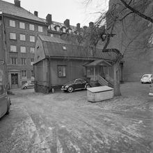 Garvargatan 6. Gården. Parkerade bilar på gårdsplanen framför verandan