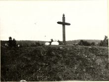 Tre stenklot som flyttats tillbaka till gravhög i Skesta år 1926